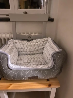 Helt ny katt/hund säng - Helt ny katt/hundsäng. Köpt på Arken zoo för några dagar sedan men tyvärr tyckte inte min katt om den. Orignalpriset är 300kr och priset kan diskuteras 💕💕.