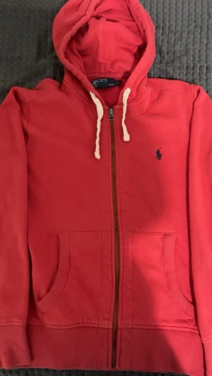 Röd Polo Ralph lauren  - Röd polo Ralph lauren zip up. Jätte skön och bekväm tröja som håller dig varm under vinter som har en jätte fin färg så du sticker ut extra✨   Skicka gärna bud, kan sänka priset vid snabbaffär😁😁😁😁