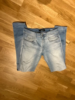Replay ljusblå jeans - Snygga ljusblå jeans från Replay med bra  passform. Jeansen har slitningar vid knäna och en tvättad look. Materialet är mjukt jeans och midjan är normal. St w31 L34