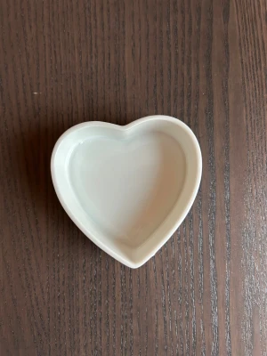 Vit hjärtformad skål - Liten vit hjärtformad skål.