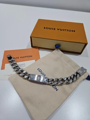 En L och V arband  - Finnt och stilren arband från L och V