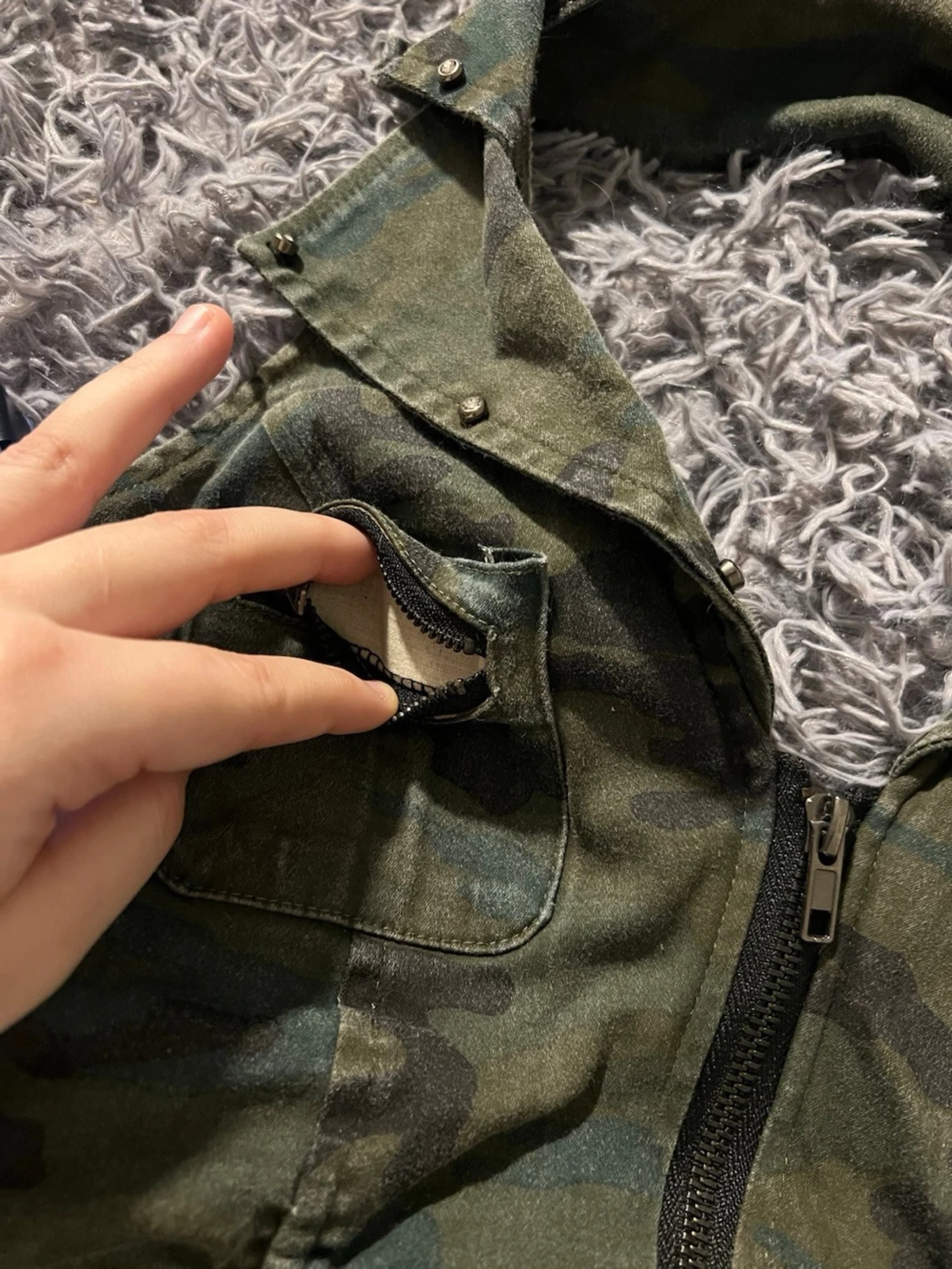 Camouflagetopp med dragkedja och bälten - 5