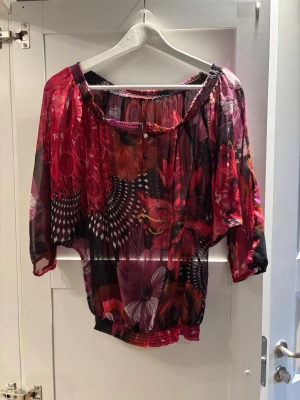 En färgglad blus  - Storlek 36/38