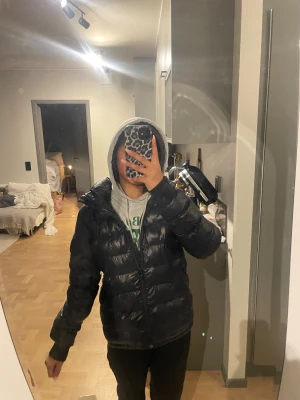 Svart pufferjacka med huva - Säljer en svart peak performance pufferjacka med huva. Använd en vinter, litet hål i ena armen. Pris kan diskuteras 