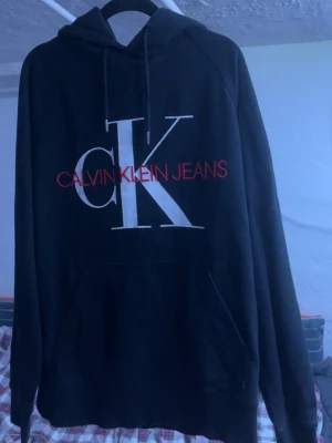 Svart celvin Klein hoodie - Fin svart hoodie bösta nu använder aldrig har inga skador är inte sol blekt eller fläckar storlek S