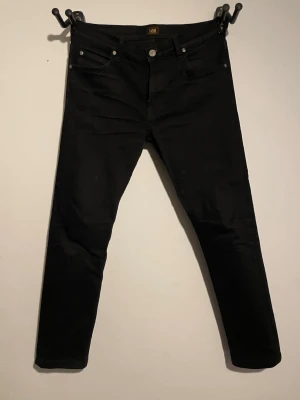 Svarta lee jeans - Svarta lee jeans i bra skick. Strl 29/32 men lite uppsydda så typ l30.