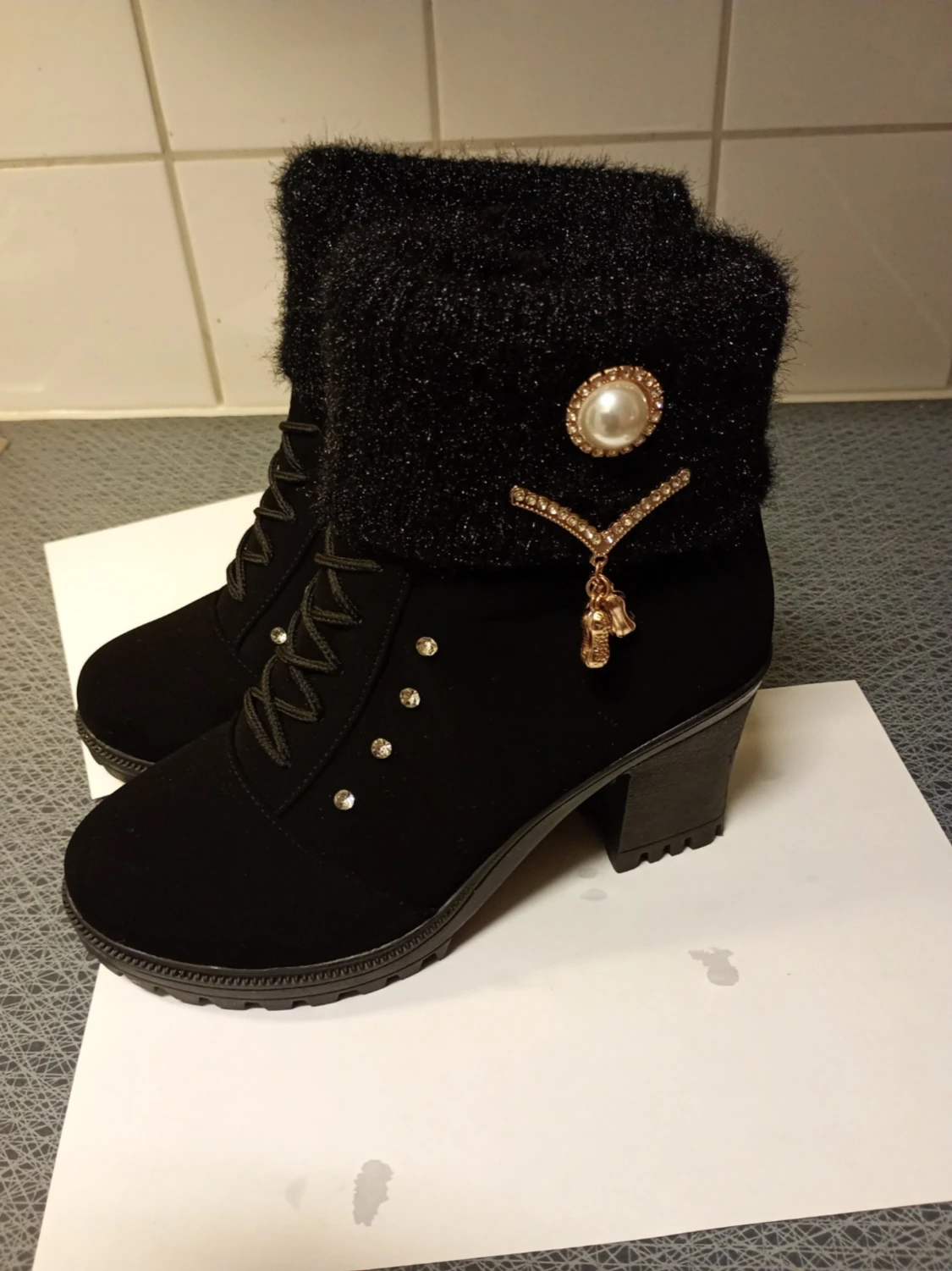 Svarta stövletter med pärldetaljstl 40 - 2