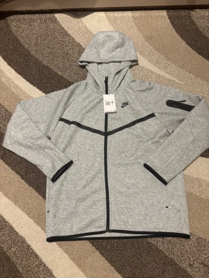 Nike Tech Fleece Tracksuit  - Säljer nu min Nike Tech Tracksuits då stilen inte passa mig. Det helt nya och helt oanvända. Lapparna allt är kvar. De är storleken XXL och sitter perfekt. Vid frågor är det bara att skriva.Säljer nu min Nike Tech Tracksuits då stilen inte passa mig. Det helt nya och helt oanvända. Lapparna allt är kvar. De är storleken XXL och sitter perfekt. Vid frågor är det bara att skriva.