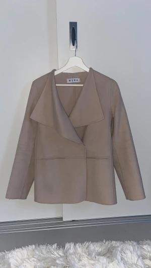 Beige ullkappa från Wera, XS - Säljer en stilren beige ullkappa från Wera i stl XS. Fint skick! Nypris 1999kr