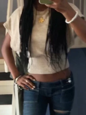 Beige stickad topp från missguided - Säljer en beige stickad topp. Toppen har en enkel och stilren design med bredare resår nedtill som ger en snygg passform. Den är ifrån 