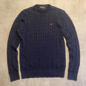 Mörkblå Kabelstickad Morris tröja  - Jag Säljer en fet tröja från Morris| skicket på tröjan är bra 8/10  | storlek M | ny pris 2000: mitt pris är 399 | skriv vid frågor och funderingar  