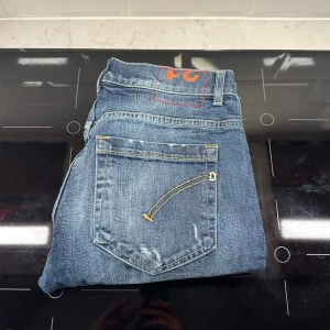 Dondup George - Dondup George Jeans i fint skick | Väldigt snygg tvätt | Storlek 31, fråga om mått vid osäkerhet | Litet hål på ena knät, inte slitage (se bild) | Hör av dig vid frågor eller funderingar!