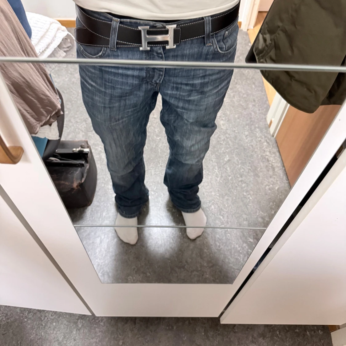 Svart skinnbälte med H-spänne - 4