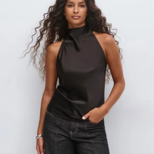 Svart satintopp - Svart satintopp från Gina tricot i stl S, använd 1 gång