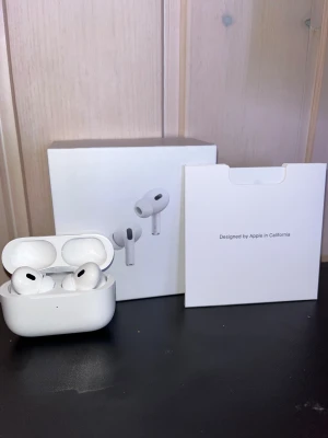 AirPods pro gen 2 (2023) - Fick dessa av en vän men gillar inte in ear hörlurar. Funkar jätte bra där är alla inställningar som där ska vara allt ingår som är på bilderna fungerar i hitta appen. USB c laddare så de är 2023 versionen