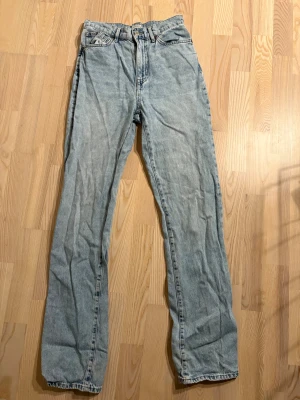 Ljusblå raka jeans från Lindex - Säljer ett par ljusblå jeans från Lindex, modell Franka. Jeansen har rak passform och klassisk femficksdesign med knapp och dragkedja framtill. Materialet är jeans och färgen är snyggt tvättad för en chill look.