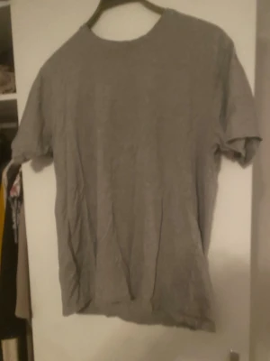 7st en förjade T-tröjor - Ett par super enkla t tröjor i olika färger har totalt 14st men tyvärr fick inte alla vara med på bild storlek varijerar M-XL säljer alla en färjade t tröjor i olika färger för 14st 300kr