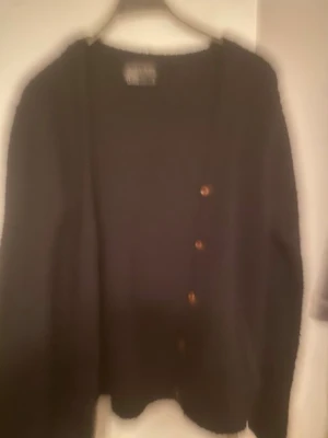 3st olika modeller av herr tröjor  - Ett par mycket elegant trio av herr tröjor i mycket bra kvalitet och skick. Storlek L-XL säljer dom i par 3st 500kr