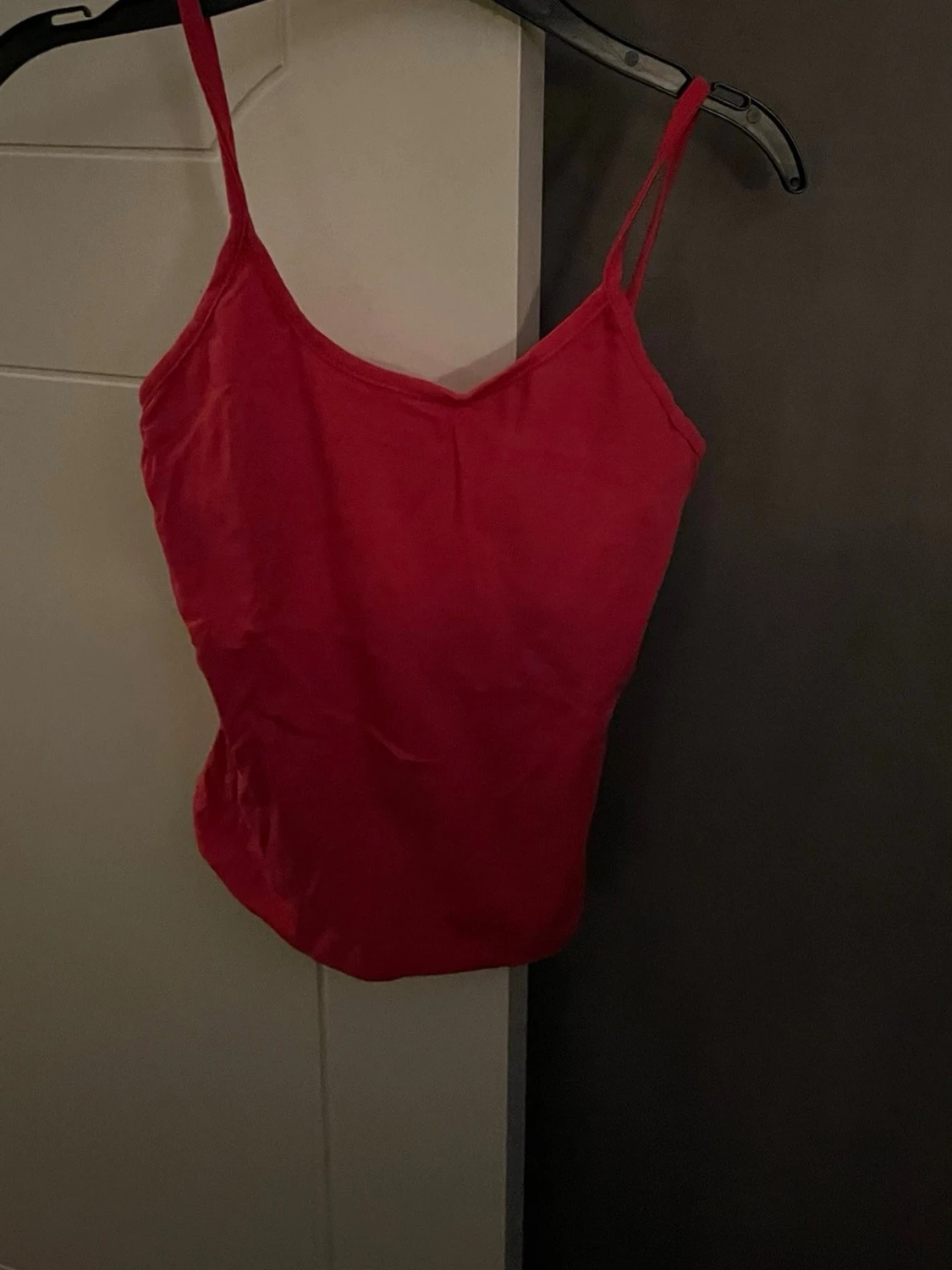 Röd linnetopp med smala axelband