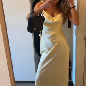 Balklänning/ Långklänning  - Säljer denna fina gula klänningen från ginatricot storlek 36 (S), har en del skavanker såsom en missfärgningar och många revor (se bilder på de värsta exemplarena) och säljs därför billigt men hel och fullt användbar!!🥰🫶