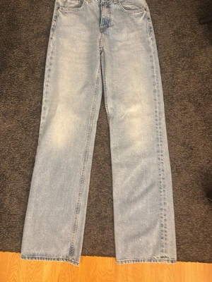 Ljusblå jeans från Zara!! - Snygga ljusblå jeans från Zara med klassisk femficksdesign och raka ben. Aldrig använda!!
