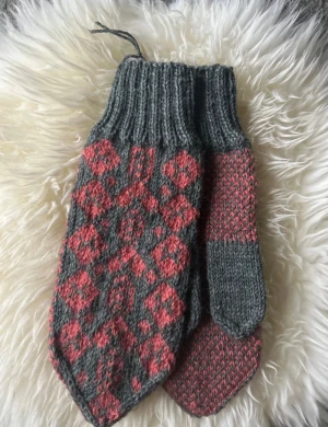 Hemmastickade vantar  - Hemmastickade vantar i Ull. Passar s/m. Helt nya. Stickade av mig.