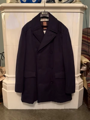 Loro Piana rock  - Helt ny Loro Piana Peacoat i linne och bomull. Perfekt för vintern. Helt ny med lappar och galge. Jag skickar även med en cover. Säljer då den ej satt som önskat. Kostar 36000kr från butik. Det är ett pang pris så passa på. Storlek M. 
