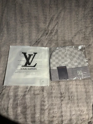 Mössa - Helt ny, tag och dustbag finns