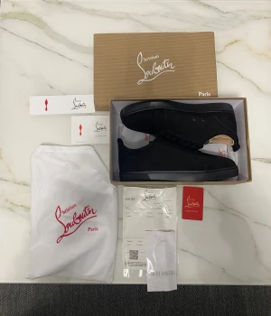 Christian Louboutin Skor Helt Ny!!! - Snygga svarta sneakers från Christian Louboutin med klassisk röd sula och diskret logga broderad på hälen. Skorna har rund tå, platt sula och är tillverkade i mocka med skinnfoder. Kommer med originalkartong, dustbag och äkthetskort.