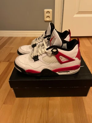 Air Jordan 4 red concrete - Priset är självklart diskuterbart. Säljer ett par Air Jordan 4 Red cement. i storlek 42.5. Skorna har en vit ovandel i skinn med röda och svarta detaljer, meshpaneler på sidorna och klassisk snörning. Ikonisk Jumpman-logga på plösen och hälen. Kommer med originalkartong.