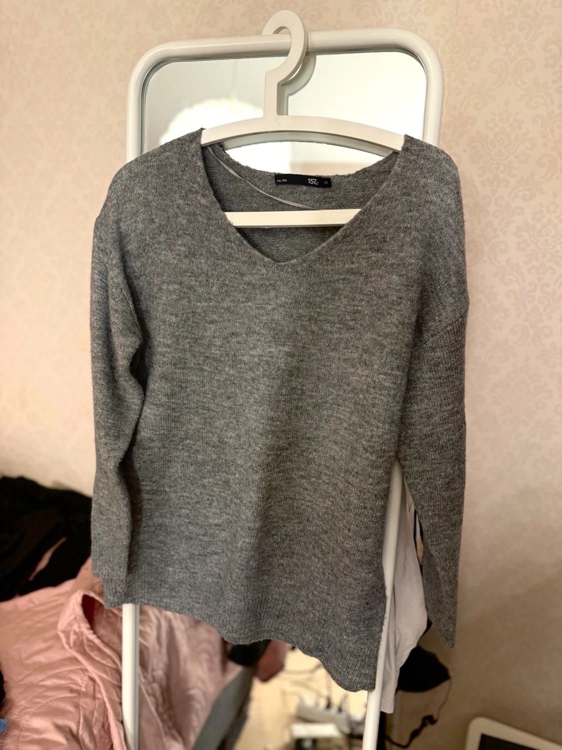 Grå stickad tröja med v-ringning - 1