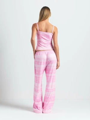 Skims set rosa  - Supersöt och mjukt pyjamasset med ljusa mönster i vitt. Både toppen och byxorna är i storlek xs. Lappen är fortfarande kvar på båda delar. Jag är 170 lång och byxorna går ner till marken. Skriv om ni vill ha fler bilder❤️