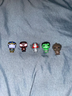 Små Marvel och Spider-verse Funko pop’s - Det är fem små MCU och Spider-verse Funko pops. Thanos, Miles Morales/Spider-Man, Ultron, Hulk och Groot. Har ingen box till någon av dem. Men gubbarna är i fint skick.