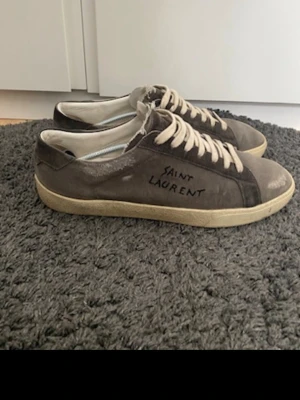 Saint laurent skor - Ett par distressed saint laurent skor som endast finns i begränsad upplaga då de inte produceras längre. Storlek 44,5 men skulle säga att de sitter som 45. Använda men fortfarande fint skick, de ska som sagt vara ”trasiga”, det är modellen. Har varken box eller kvitto.