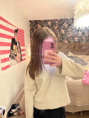 Vit/beige stickad tröja Gina Tricot XS - Säljer en enkel och snygg vit/beige stickad tröja från Gina Tricot i storlek XS. Tröjan har långärmade ärmar, ribbade muddar och en klassisk rund hals. Perfekt för dig som gillar stilrena och mjuka plagg.