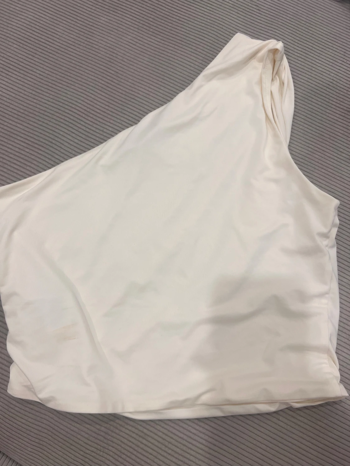 Vit oneshoulder topp från H&M