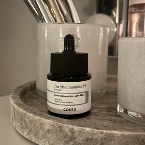 COSRX The Niacinamide 15 Serum - Köptes i augusti, mer än två tredje delar kvar. Jag har köpt en annan variant så därför säljer jag. Den minimerar hyperpigmentering, behandlar acne och orenheter m.m. Priset går att diskutera, och hör gärna av dig vid frågor🤎