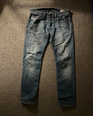 Diesel jeans - Feta diesel jeans i Slim/Straight passform Använda men väl omhändertagande,                OBS Hål på vänster knät!!! Storlek- W32, L34