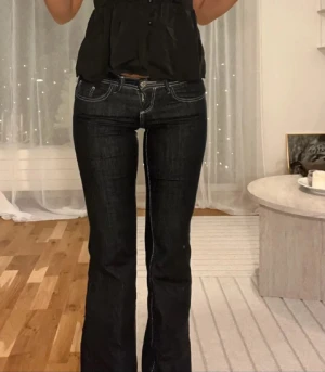 Jeans - Lågmidjade jeans, innerbenslängd 80 cm och midjemått 38 🤍Passar storlek 38, de är uppsprättade längst ner men inget man tänker på 