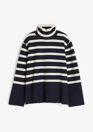 Stickad tröja med halvpolo - Snygg stickad tröja med halvpolo. Tröjan har en loose passform och är tillverkad i mjukt stickat material som känns skönt mot huden. Perfekt för dig som gillar klassisk stil med en modern twist. Använd en gång, inga defekter. Köpt för 399kr