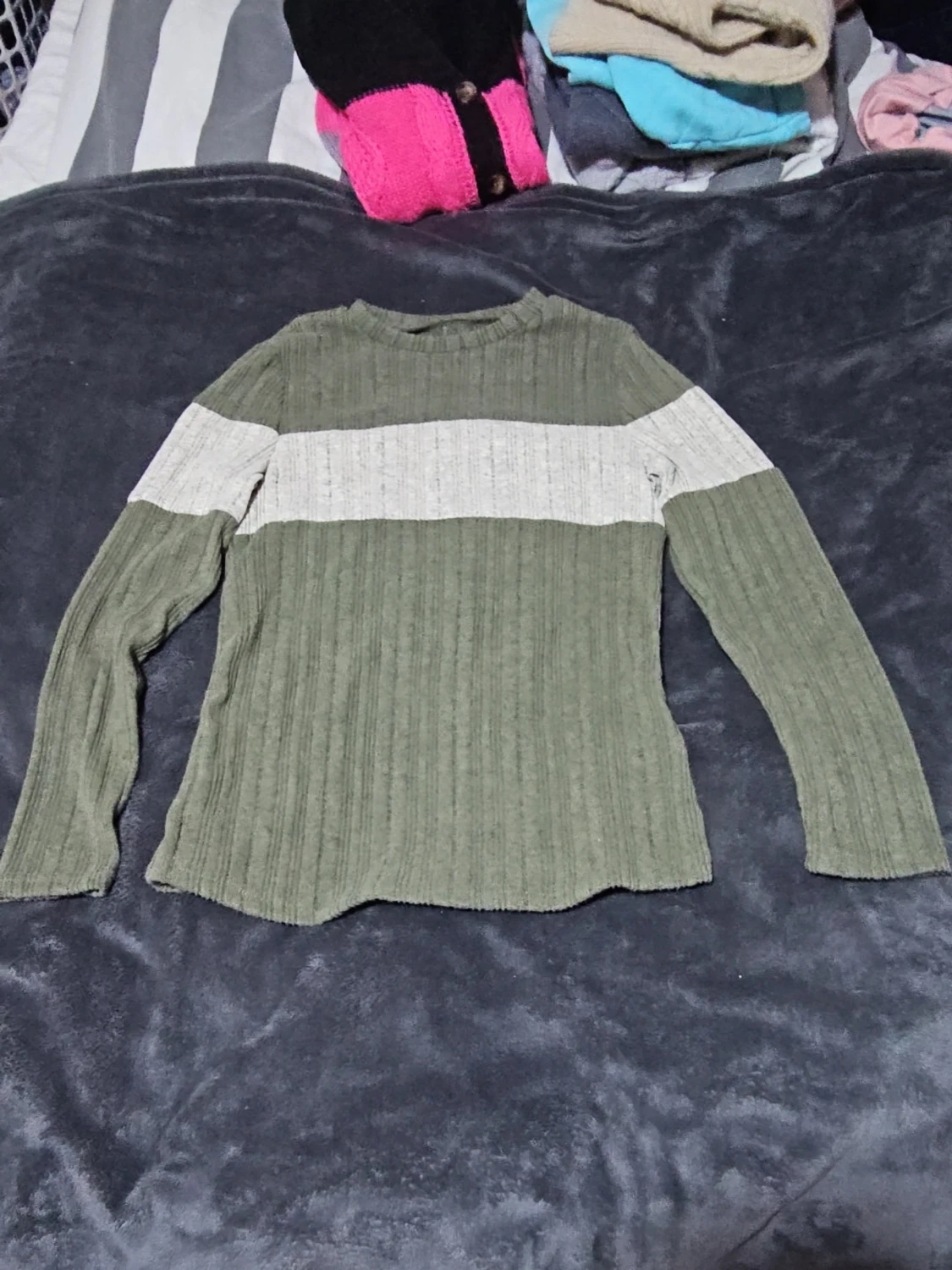 Olivgrön ribbad tröja från SHEIN