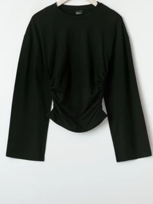 Gina tricot soft touch  - Säljer en svart långärmad topp från Monki med cool snörningsdetalj på sidorna som ger en snygg rynkad effekt. Toppen har rund hals och är gjord i mjuk bomull, perfekt för att lyfta din outfit med en enkel men trendig look.