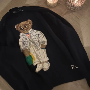Ralph L  - Säljer sambons Ralph Lauren tröja i storlek M. Tyvärr var den lite för kort på honom då den är lite kortare i modellerna. Tröjan är unisex så passar både killar och tjejer. Skulle du vilja ha mer bilder på hur den sitter. Slå iväg ett pm. Tröjan är i nyskick då han fått den i present för 2 månader sedan, och tyvärr inte kan användas.