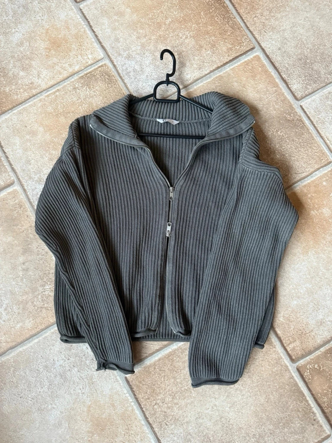 Khakifärgad ribbad kofta med zip  - 1