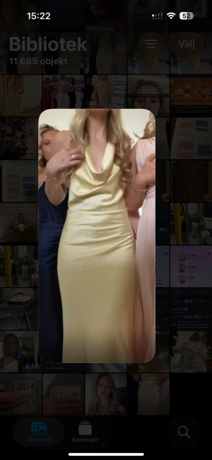 Balklänning med öppen rygg - INTRESSEKOLL!! Funderar på o sälja min jätte fina balklänning i ljusgul/champagnefärgad satin Klänningen har helt öppen rygg med knyt i nacken och ett mjukt, glansigt material som faller fint. Perfekt för bal eller student! Fråga gärna om fler bilder eller mått. Pris kan diskuteras. Lämnade även in klänningen hos skräddare för o fixa underklänningen mm. 