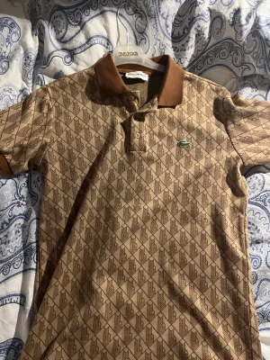 Lacoste piké! - Hej, säljer min Lacoste piké, köpt under sommaren, inte jätte använd max 5 gånger, tveka inte på att höra av dig.