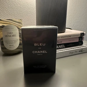 Bleu de Chanel Eau de Parfum - Bleu de Chanel Eau de Parfum pour Homme i elegant mörkblå kartong med silverdetaljer. Klassisk och lyxig herrdoft från Chanel, perfekt för dig som gillar fräscha och maskulina toner. Förpackningen är stilren och exklusiv, tillverkad av kartong och plast.