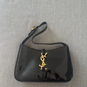 Svart väska - Svart väska🖤