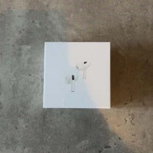 Hörlurar(kan ej skriva market) - Jättefina och sköna hörlurar till salu perfekt för dig som älskar ANC systemet och vill ha ett par smidiga trådlösa hörlurar.