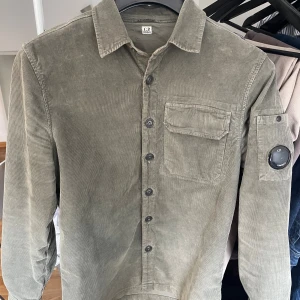 Cp company overshirt - Säljer denna skit feta cp company overshirten i manchester tyg. Säljer då den blivit för liten. Storlek S mycket bra skick